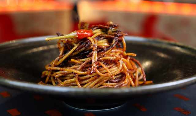 Bari, ecco come è nata la moda degli spaghetti all'assassina: il piatto dimenticato per trent'anni  